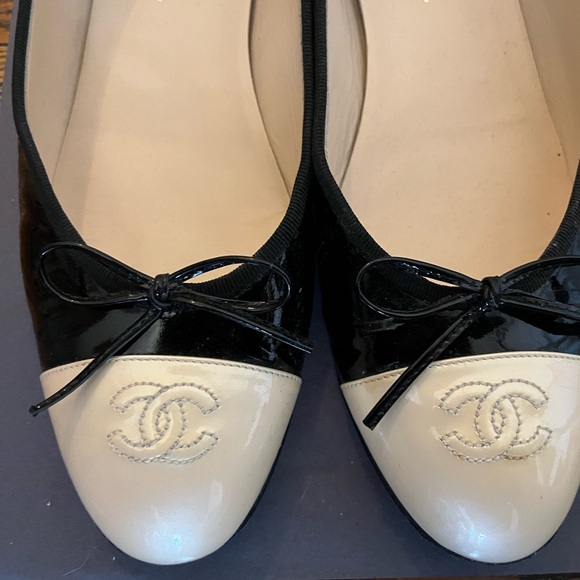 CHANEL Black and Cream Ballet Flats - Picture 3 of 4